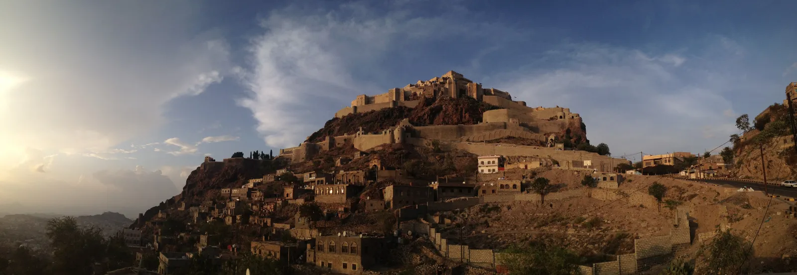 قلعة القاهرة التاريخية على سفح جبل صبر المطل على مدينة تعز